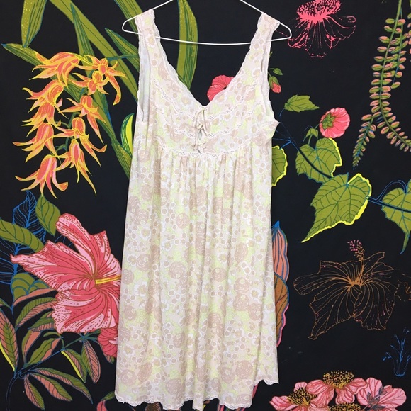 Vintage Other - VINTAGE / 1960 Floral Chemise Slip